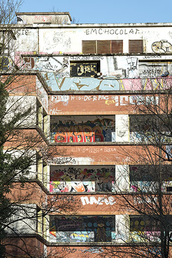 Etat en 2016. Usine A : tags sur l'atelier d'étirage tergal et nylon. © Sonia Dourlot / Région Bourgogne-Franche-Comté, Inventaire du patrimoine - 2016