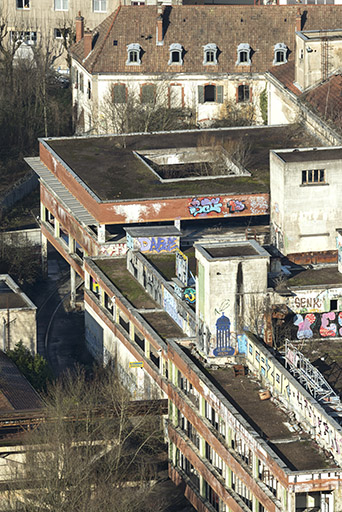 Etat en 2016. Usine A : vue plongeante sur les toits de la cantine et de l'atelier d'étirage tergal. © Sonia Dourlot / Région Bourgogne-Franche-Comté, Inventaire du patrimoine - 2016