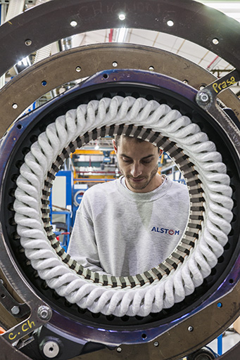 Atelier de bobinage. Montage des barres de cuivre sur un stator. © Jérôme Mongreville / Région Bourgogne-Franche-Comté, Inventaire du patrimoine - 2016