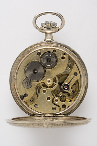Montre de gousset mécanique des Ets Victor Mougin : mouvement Parrenin HP modèle T. (Collection particulière : Jean-Claude Vuez, Villers-le-Lac). © Sonia Dourlot / Région Bourgogne-Franche-Comté, Inventaire du patrimoine - 2016