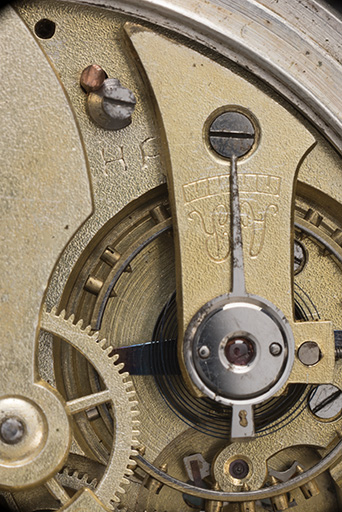 Mouvement : marque du fabricant (HP) et pont du balancier. © Sonia Dourlot / Région Bourgogne-Franche-Comté, Inventaire du patrimoine - 2016