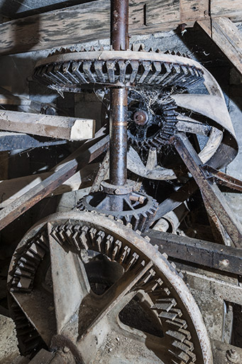 Rez-de-chaussée. Mécanisme de transmission par roues engrenées. © Jérôme Mongreville / Région Bourgogne-Franche-Comté, Inventaire du patrimoine - 2016