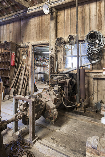 Moteur auxiliaire Saviem (au premier plan) et atelier d'affûtage. © Jérôme Mongreville / Région Bourgogne-Franche-Comté, Inventaire du patrimoine - 2016