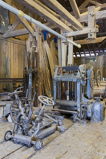Châssis multilames et son chariot. Vue de trois quarts. © Jérôme Mongreville / Région Bourgogne-Franche-Comté, Inventaire du patrimoine - 2016 Châssis multilames et son chariot. Vue de trois quarts. © Jérôme Mongreville / Région Bourgogne-Franche-Comté, Inventaire du patrimoine - 2016