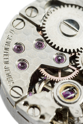 Mouvement FE 68-A : inscription et rubis sur le pont de rouage, avec amortisseur de chocs Epsilon Antichoc 102 au premier plan. © Sonia Dourlot / Région Bourgogne-Franche-Comté, Inventaire du patrimoine - 2016