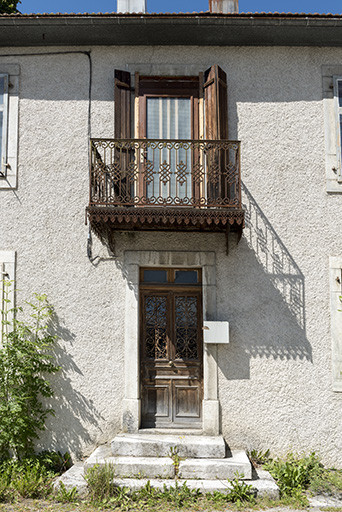 Façade antérieure : travée centrale. © Sonia Dourlot / Région Bourgogne-Franche-Comté, Inventaire du patrimoine - 2016 Façade antérieure : travée centrale. © Sonia Dourlot / Région Bourgogne-Franche-Comté, Inventaire du patrimoine - 2016