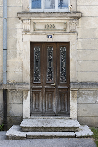 Maison : porte sur la façade antérieure. © Sonia Dourlot / Région Bourgogne-Franche-Comté, Inventaire du patrimoine - 2016 Maison : porte sur la façade antérieure. © Sonia Dourlot / Région Bourgogne-Franche-Comté, Inventaire du patrimoine - 2016