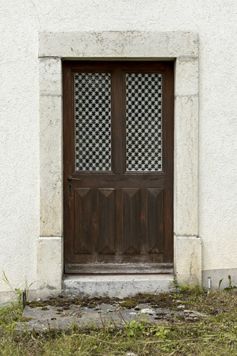 Façade latérale droite : porte. © Sonia Dourlot / Région Bourgogne-Franche-Comté, Inventaire du patrimoine - 2016