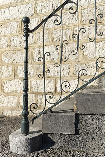 Façade antérieure : garde-corps de l'escalier. © Sonia Dourlot / Région Bourgogne-Franche-Comté, Inventaire du patrimoine - 2016