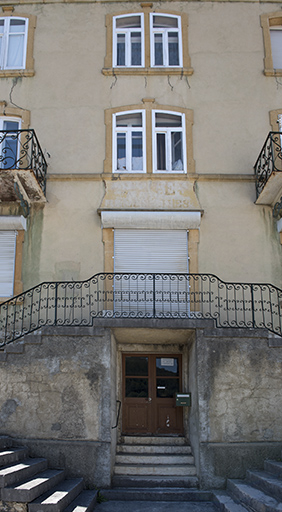 Façade antérieure : travée centrale et escalier. © Sonia Dourlot / Région Bourgogne-Franche-Comté, Inventaire du patrimoine - 2016