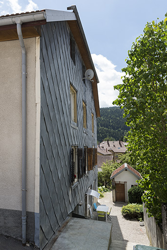Façade latérale droite, vue en enfilade, et latrines. © Sonia Dourlot / Région Bourgogne-Franche-Comté, Inventaire du patrimoine - 2016 Façade latérale droite, vue en enfilade, et latrines. © Sonia Dourlot / Région Bourgogne-Franche-Comté, Inventaire du patrimoine - 2016
