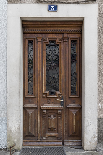 Porte au n° 3. © Sonia Dourlot / Région Bourgogne-Franche-Comté, Inventaire du patrimoine - 2016 Porte au n° 3. © Sonia Dourlot / Région Bourgogne-Franche-Comté, Inventaire du patrimoine - 2016