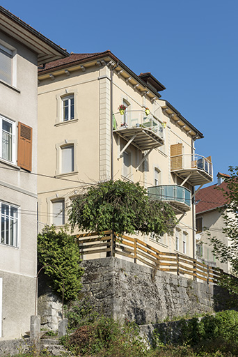 Façade postérieure, vue de trois quarts gauche et en contre-plongée. © Sonia Dourlot / Région Bourgogne-Franche-Comté, Inventaire du patrimoine - 2016