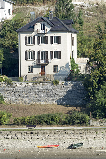 Vue d'ensemble, depuis le sud-est (façade postérieure). © Sonia Dourlot / Région Bourgogne-Franche-Comté, Inventaire du patrimoine - 2016 Vue d'ensemble, depuis le sud-est (façade postérieure). © Sonia Dourlot / Région Bourgogne-Franche-Comté, Inventaire du patrimoine - 2016