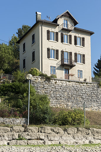 Façades postérieure et latérale droite, vues en contre-plongée. © Sonia Dourlot / Région Bourgogne-Franche-Comté, Inventaire du patrimoine - 2016 Façades postérieure et latérale droite, vues en contre-plongée. © Sonia Dourlot / Région Bourgogne-Franche-Comté, Inventaire du patrimoine - 2016