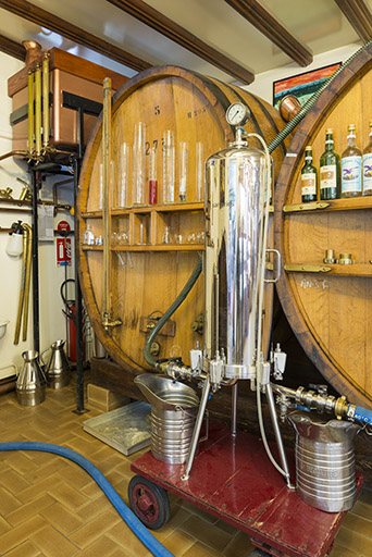 Foudres de vieillissement (contenance moyenne unitaire de 3000 litres). © Jérôme Mongreville / Région Bourgogne-Franche-Comté, Inventaire du patrimoine - 2016