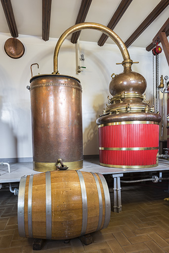 Alambic de 390 litres : cucurbite et chapiteau (à droite), col de cygne, réfrigérant (à gauche) et tonneau de réception du distillat. © Jérôme Mongreville / Région Bourgogne-Franche-Comté, Inventaire du patrimoine - 2016