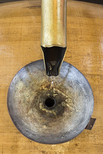 Distillat en sortie du réfrigérant : bec et entonnoir du tonneau. © Jérôme Mongreville / Région Bourgogne-Franche-Comté, Inventaire du patrimoine - 2016