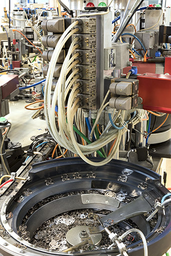 Atelier d'assemblage : bol d'alimentation d'une machine. © Sonia Dourlot / Région Bourgogne-Franche-Comté, Inventaire du patrimoine - 2016 Atelier d'assemblage : bol d'alimentation d'une machine. © Sonia Dourlot / Région Bourgogne-Franche-Comté, Inventaire du patrimoine - 2016