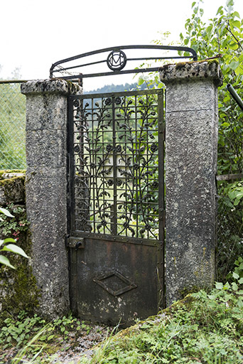 Porte de la clôture, au sud-est. © Sonia Dourlot / Région Bourgogne-Franche-Comté, Inventaire du patrimoine - 2016 Porte de la clôture, au sud-est. © Sonia Dourlot / Région Bourgogne-Franche-Comté, Inventaire du patrimoine - 2016