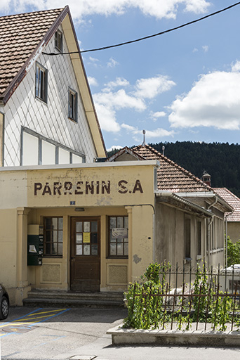 Usine : corps d'entrée, de trois quarts droite. © Sonia Dourlot / Région Bourgogne-Franche-Comté, Inventaire du patrimoine - 2016 Usine : corps d'entrée, de trois quarts droite. © Sonia Dourlot / Région Bourgogne-Franche-Comté, Inventaire du patrimoine - 2016