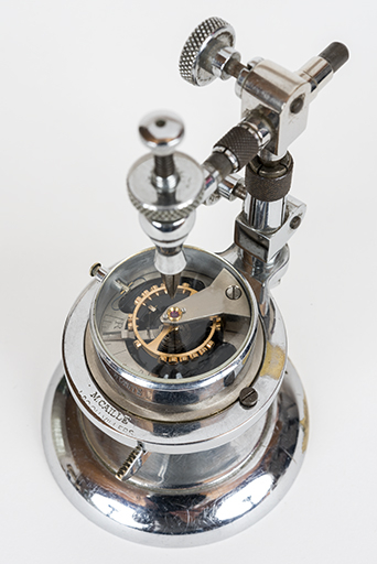 Machine à compter les spiraux (ou machine à régler), par Michel Caille à Villers-le-Lac, 2e quart 20e siècle. © Sonia Dourlot / Région Bourgogne-Franche-Comté, Inventaire du patrimoine - 2016