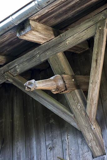 Façade latérale droite : extrémité de pièce de charpente sculptée. © Sonia Dourlot / Région Bourgogne-Franche-Comté, Inventaire du patrimoine - 2016
