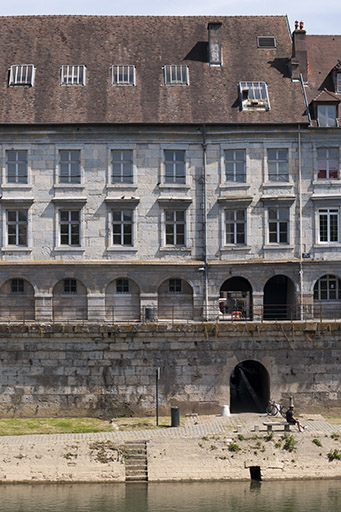 Vue des immeubles quai Vauban depuis le quai de Strasbourg. © Jérôme Mongreville / Région Bourgogne-Franche-Comté, Inventaire du patrimoine - 2016 Vue des immeubles quai Vauban depuis le quai de Strasbourg. © Jérôme Mongreville / Région Bourgogne-Franche-Comté, Inventaire du patrimoine - 2016