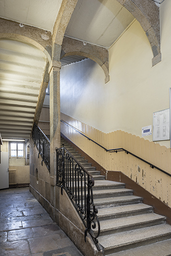 Grand escalier : vue d'ensemble de trois quarts gauche, au rez-de chaussée. © Jérôme Mongreville / Région Bourgogne-Franche-Comté, Inventaire du patrimoine - 2016 Grand escalier : vue d'ensemble de trois quarts gauche, au rez-de chaussée. © Jérôme Mongreville / Région Bourgogne-Franche-Comté, Inventaire du patrimoine - 2016