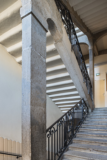 Grand escalier : pilier et limon (au premier repos). © Jérôme Mongreville / Région Bourgogne-Franche-Comté, Inventaire du patrimoine - 2016 Grand escalier : pilier et limon (au premier repos). © Jérôme Mongreville / Région Bourgogne-Franche-Comté, Inventaire du patrimoine - 2016