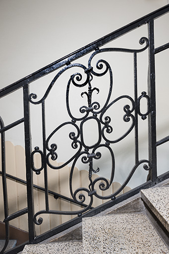 Grand escalier : motif central du garde-corps. © Jérôme Mongreville / Région Bourgogne-Franche-Comté, Inventaire du patrimoine - 2016 Grand escalier : motif central du garde-corps. © Jérôme Mongreville / Région Bourgogne-Franche-Comté, Inventaire du patrimoine - 2016