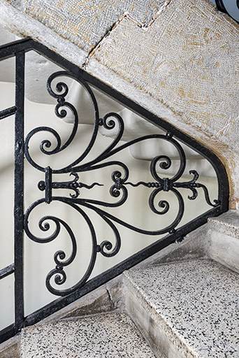 Grand escalier : motif d'extrémité du garde-corps (près d'un repos). © Jérôme Mongreville / Région Bourgogne-Franche-Comté, Inventaire du patrimoine - 2016 Grand escalier : motif d'extrémité du garde-corps (près d'un repos). © Jérôme Mongreville / Région Bourgogne-Franche-Comté, Inventaire du patrimoine - 2016