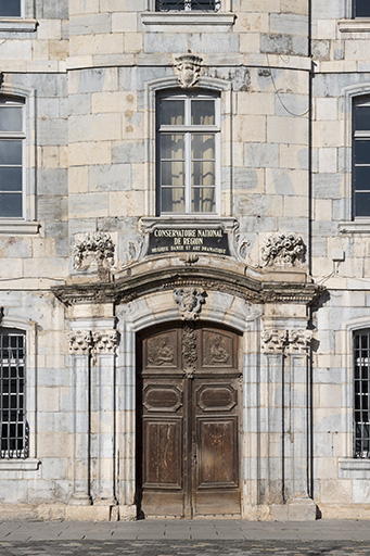 Avant-corps central : portail et fenêtre du premier étage. © Jérôme Mongreville / Région Bourgogne-Franche-Comté, Inventaire du patrimoine - 2016 Avant-corps central : portail et fenêtre du premier étage. © Jérôme Mongreville / Région Bourgogne-Franche-Comté, Inventaire du patrimoine - 2016