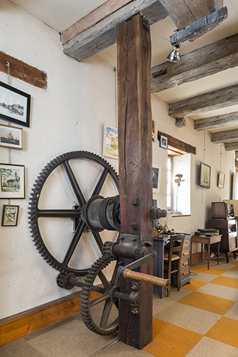 Premier étage. Système de levage (par manivelle et câble) de la roue suspendue (amont). © Jérôme Mongreville / Région Bourgogne-Franche-Comté, Inventaire du patrimoine - 2016