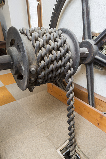 Système de levage de la roue suspendue (aval). Détail du mécanisme d'enroulement de la chaîne. © Jérôme Mongreville / Région Bourgogne-Franche-Comté, Inventaire du patrimoine - 2016