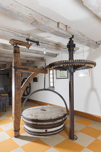 Premier étage. Potence et meules ouest. © Jérôme Mongreville / Région Bourgogne-Franche-Comté, Inventaire du patrimoine - 2016