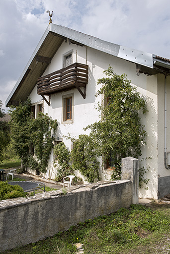 Façade antérieure, de trois quarts droite. © Sonia Dourlot / Région Bourgogne-Franche-Comté, Inventaire du patrimoine - 2016 Façade antérieure, de trois quarts droite. © Sonia Dourlot / Région Bourgogne-Franche-Comté, Inventaire du patrimoine - 2016