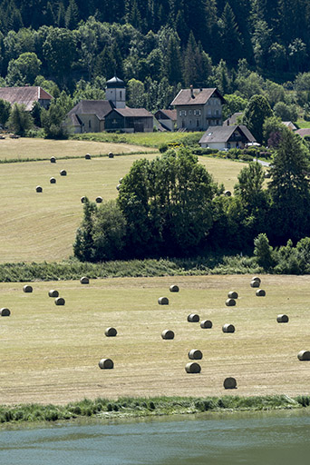 Chapelle des Bassots et balles de foin. © Sonia Dourlot / Région Bourgogne-Franche-Comté, Inventaire du patrimoine - 2016