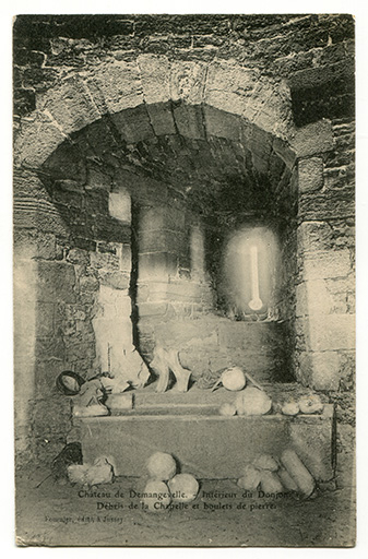 Château de Demangevelle. Intérieur du donjon. Débris de la chapelle et boulets de pierre. Carte postale.  © Philippe Mairot / Région Bourgogne-Franche-Comté, Inventaire du patrimoine - 2016 Château de Demangevelle. Intérieur du donjon. Débris de la chapelle et boulets de pierre. Carte postale.  © Philippe Mairot / Région Bourgogne-Franche-Comté, Inventaire du patrimoine - 2016