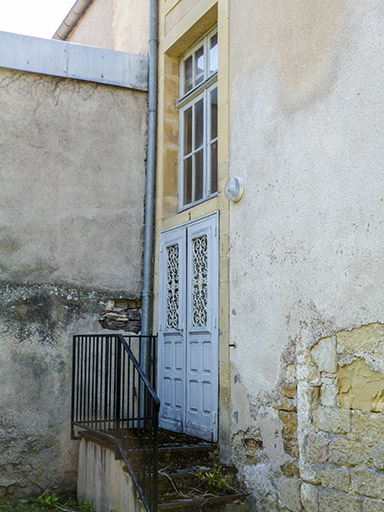 Façade latérale droite : porte de service. © Jérôme Mongreville / Région Bourgogne-Franche-Comté, Inventaire du patrimoine - 2016