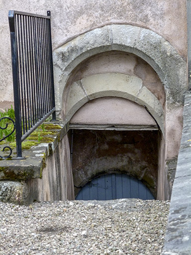 Maison cadastrée 1996 AB 557 : entrée du sous-sol côté cour. © Jérôme Mongreville / Région Bourgogne-Franche-Comté, Inventaire du patrimoine - 2016