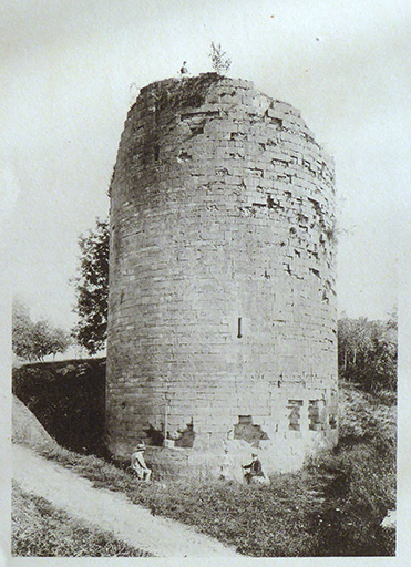Photographie de Vedastus : les ruines de Demangevelle. Août 1890. © Sonia Dourlot (reproduction), Gaston Landreville de / Région Bourgogne-Franche-Comté, Inventaire du patrimoine - 2016