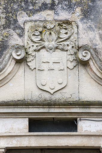Détail des armoiries surmontant la porte. © Jérôme Mongreville / Région Bourgogne-Franche-Comté, Inventaire du patrimoine - 2016
