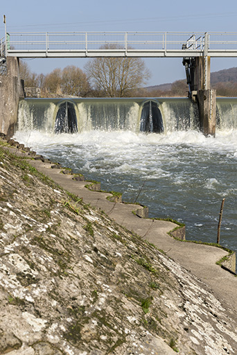 Vue de détail de la berge et du barrage depuis la rive droite en aval.  © Sonia Dourlot / Région Bourgogne-Franche-Comté, Inventaire du patrimoine - 2016 Vue de détail de la berge et du barrage depuis la rive droite en aval.  © Sonia Dourlot / Région Bourgogne-Franche-Comté, Inventaire du patrimoine - 2016
