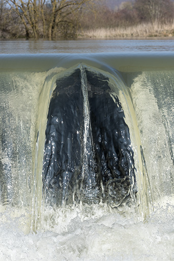 Vue rapprochée du barrage.  © Sonia Dourlot / Région Bourgogne-Franche-Comté, Inventaire du patrimoine - 2016 Vue rapprochée du barrage.  © Sonia Dourlot / Région Bourgogne-Franche-Comté, Inventaire du patrimoine - 2016