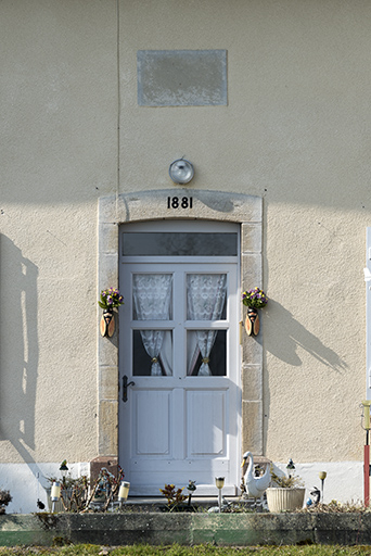 La porte d'entrée de la maison avec sa plaque signalétique. © Sonia Dourlot / Région Bourgogne-Franche-Comté, Inventaire du patrimoine - 2016 La porte d'entrée de la maison avec sa plaque signalétique. © Sonia Dourlot / Région Bourgogne-Franche-Comté, Inventaire du patrimoine - 2016