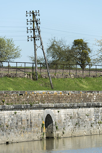 Détail de la digue. © Sonia Dourlot / Région Bourgogne-Franche-Comté, Inventaire du patrimoine - 2016 Détail de la digue. © Sonia Dourlot / Région Bourgogne-Franche-Comté, Inventaire du patrimoine - 2016