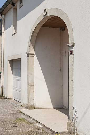 La porte charretière. © Jérôme Mongreville / Région Bourgogne-Franche-Comté, Inventaire du patrimoine - 2016 La porte charretière. © Jérôme Mongreville / Région Bourgogne-Franche-Comté, Inventaire du patrimoine - 2016