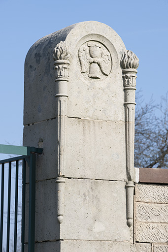 Détail d'un des piliers du portail. © Jérôme Mongreville / Région Bourgogne-Franche-Comté, Inventaire du patrimoine - 2016 Détail d'un des piliers du portail. © Jérôme Mongreville / Région Bourgogne-Franche-Comté, Inventaire du patrimoine - 2016
