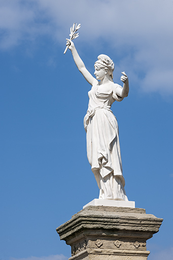 La Marianne, surmontant la fontaine. © Jérôme Mongreville / Région Bourgogne-Franche-Comté, Inventaire du patrimoine - 2016 La Marianne, surmontant la fontaine. © Jérôme Mongreville / Région Bourgogne-Franche-Comté, Inventaire du patrimoine - 2016